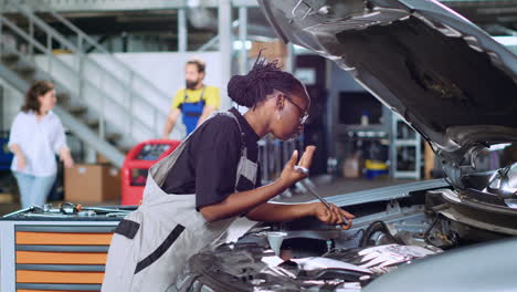 Mechaniker-In-Der-Garage-Mit-Drehmomentschlüssel