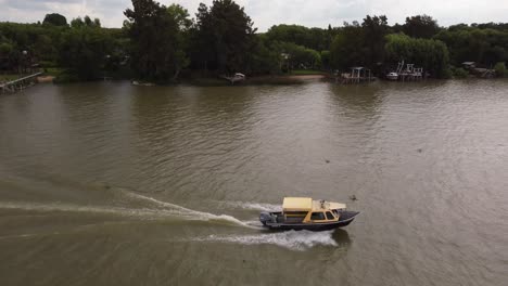 Toma-Aérea-De-Un-Crucero-En-Taxi-Acuático-Por-El-Delta-Del-Río-Paraná-En-Buenos-Aires