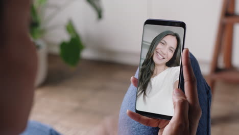 Mujer-Sorda-Que-Usa-Un-Teléfono-Inteligente-Para-Chatear-Por-Video-Con-Su-Mejor-Amiga-Comunicándose-Con-Gestos-Manuales-En-Lenguaje-De-Señas-Disfrutando-De-La-Comunicación-En-Línea