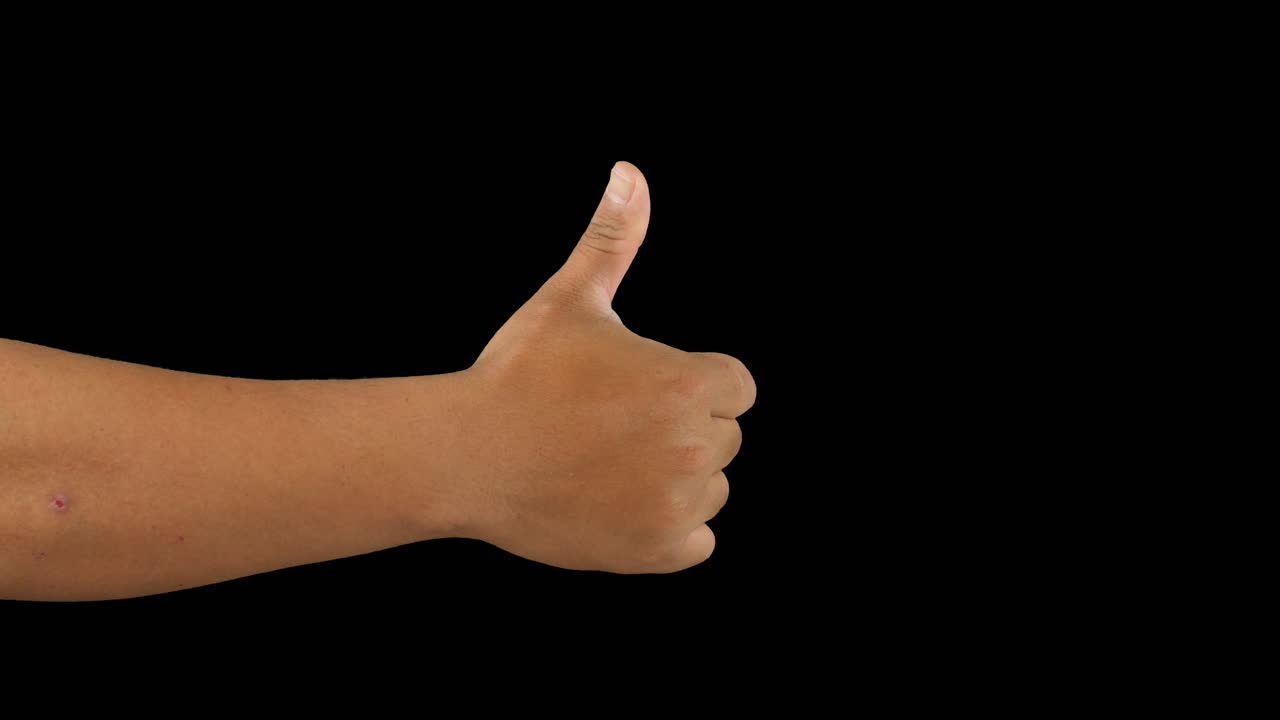 la mano levantando los pulgares