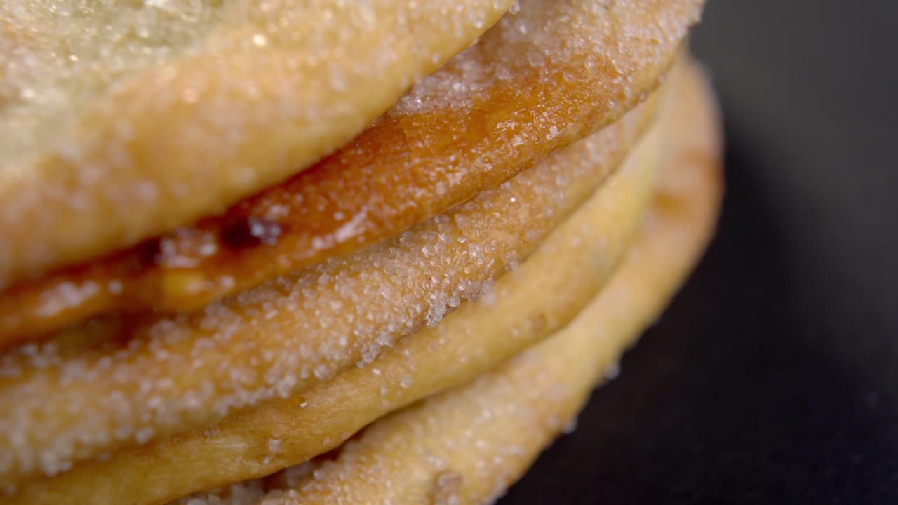 пита хлеб с сахаром. оливковое масло плоский хлеб на черной бумаге. макро