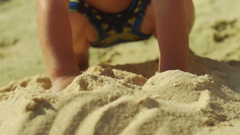 Kleiner-Junge-Spielt-Mit-Sand-Am-Strand