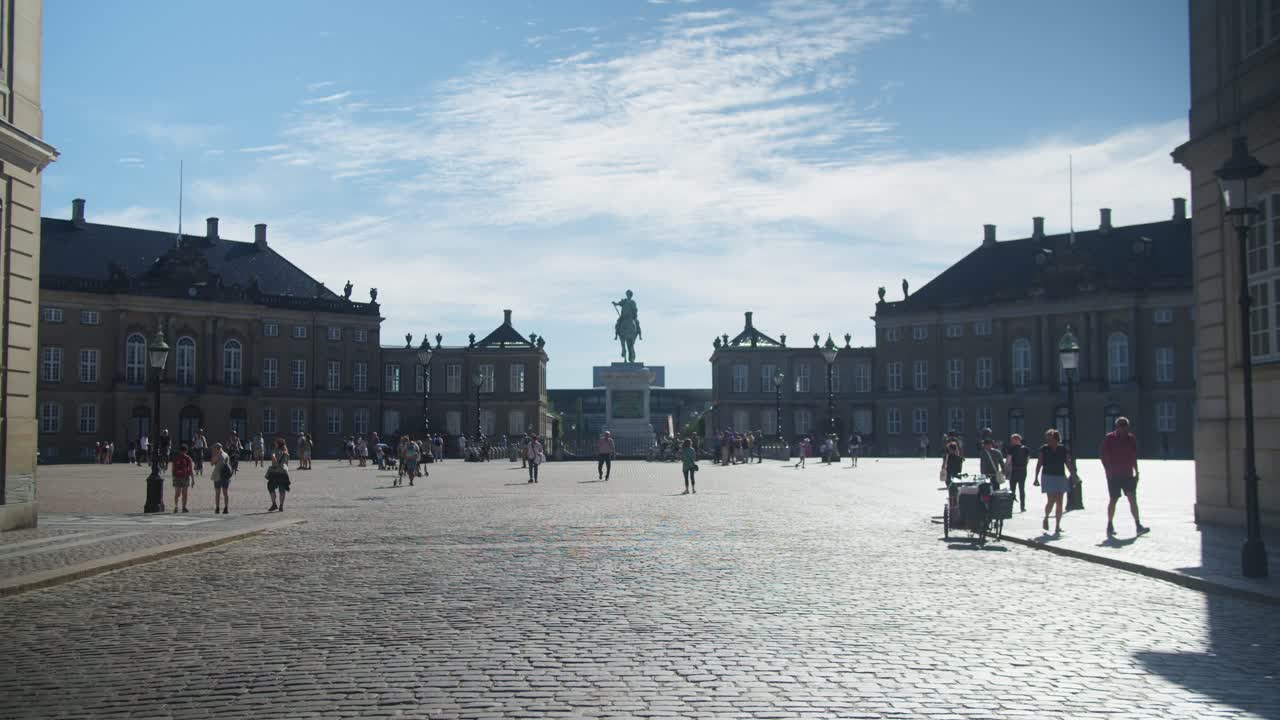 코펜하겐, 덴마크의 아말리엔보르 궁전에서 사람들