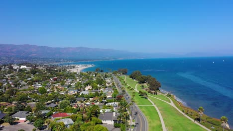 Santa-Barbara-California-Con-Vista-Al-Océano-Pacífico-Y-Muchas-Casas-Bonitas-Cerca-De-Un-Hermoso-Parque