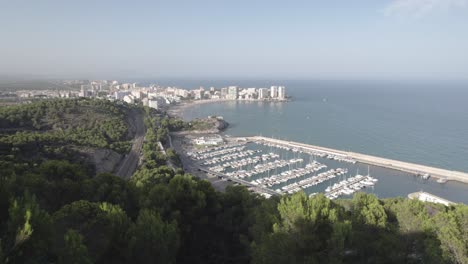 Vista-Aérea-De-4k-Acercándose-Al-Puerto-Deportivo-De-Oropesa-Del-Mar-Y-La-Vista-Panorámica-De-La-Playa-Turística-Junto-Al-Mar-Mediterráneo,-España