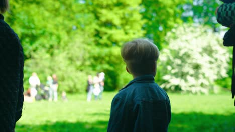 Tauchen-Sie-Ein-In-Die-Skurrile-Welt-Eines-4-jährigen-Jungen,-Der-Mit-Seiner-Aus-Karton-Gebauten-Rakete-In-Einem-Sonnenbeschienenen-Wald-In-Der-Schlange-Wartet