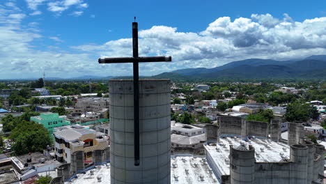 cruzada en la torre de la catedral de la inmaculada concepción y vista del paisaje urbano en verano