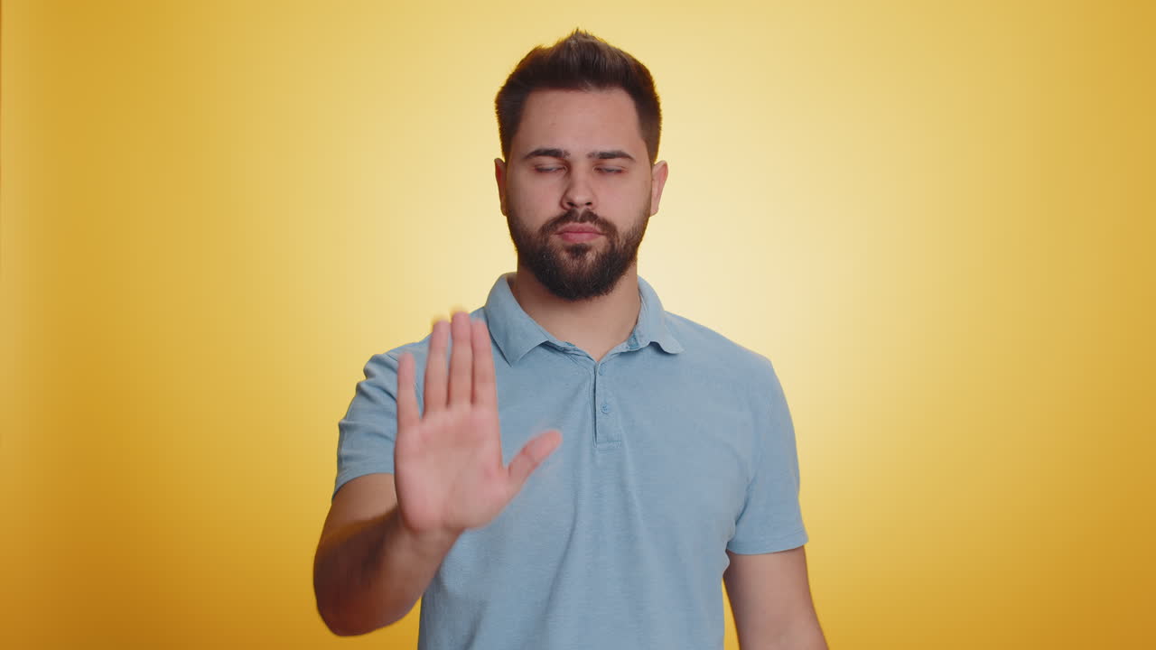 joven dice no sostener la palma doblada manos cruzadas en el gesto de parada advertencia de finalización acceso prohibido