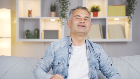 행복한 남자가 춤추고 있어