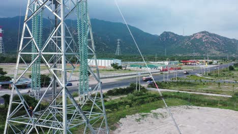 imágenes aéreas de drones de torres eléctricas de alta tensión con aislantes de vidrio prefabricados para distribuir electricidad en un parque industrial - concepto de desarrollo y urbanización