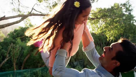 padre con su hija en brazos