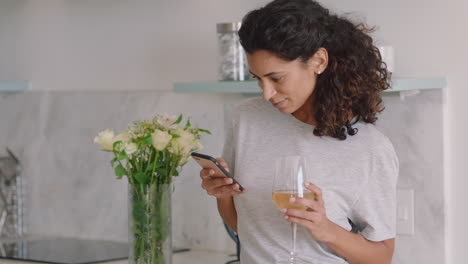 Hermosa-Mujer-Usando-Un-Teléfono-Inteligente-En-Casa-De-Vacaciones-Disfrutando-De-Mensajes-De-Texto-Compartiendo-El-Estilo-De-Vida-Leyendo-Mensajes-De-Redes-Sociales-Tomando-Fotos-Con-La-Cámara-Del-Teléfono-Móvil