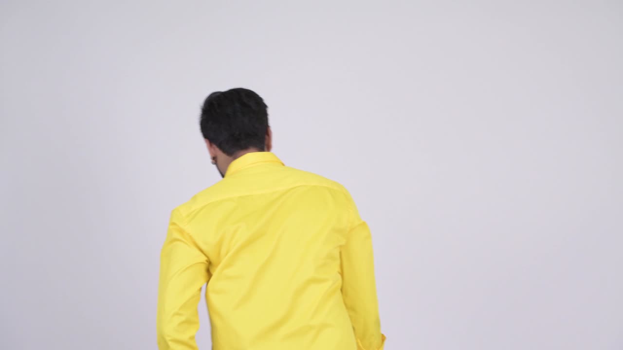 젊은 수염을 가진 인도 사업가 생각의 뒷면