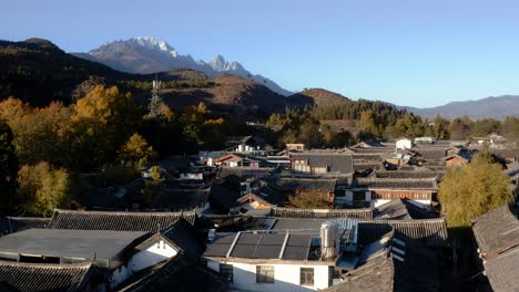 中国古城舒赫,玉龙雪山背景,空中视图