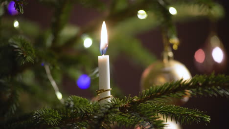 árbol de navidad festivo con velas y adornos por la noche, de cerca