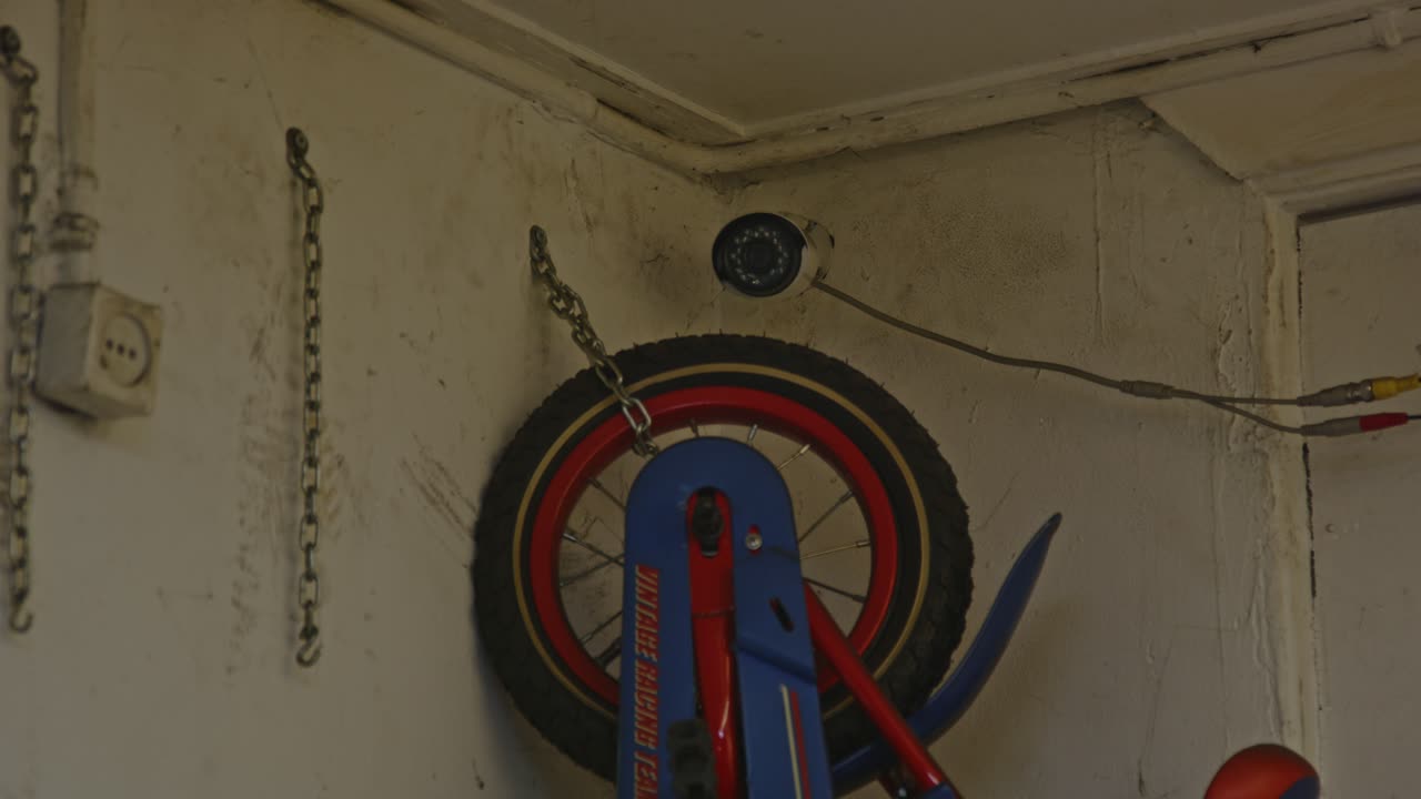 cámara de seguridad colgada en la esquina de una tienda de bicicletas