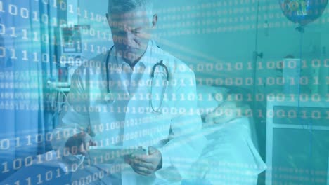 animación del procesamiento de datos de codificación binaria sobre un médico masculino que usa una tableta