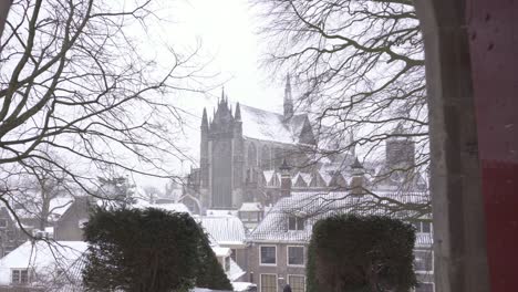 Fortaleza-De-Leiden,-La-Ciudad-Revela-Caminar-A-Través-De-La-Puerta-Del-Fuerte-En-La-Nieve-Del-Invierno