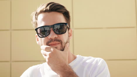 hombre con gafas de sol