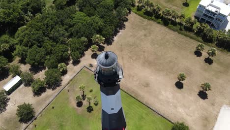 Vista-De-Arriba-Hacia-Abajo-Del-Faro-De-La-Isla-Tybee-Fuera-De-Savannah-Georgia