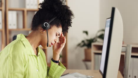 Mujer-Negra,-Call-Center-Y-Dolor-De-Cabeza-Por-Computadora