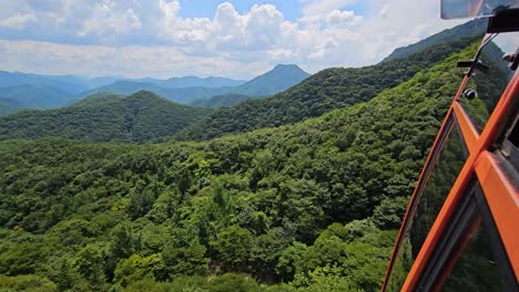 vista aérea de las verdes y exuberantes montañas