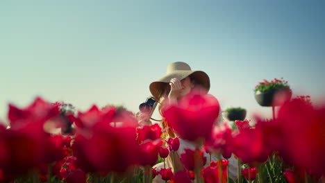 Hübsche-Frau,-Die-Zwischen-Roten-Blumen-Flirtet.-Glückliche-Verliebte-Frau-Sitzt-Im-Garten.