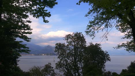 Vislumbre-De-Un-Pequeño-Bote-Navegando-En-El-Lago-Maggiore-En-Italia-Visto-Desde-Villa-Pallavicino