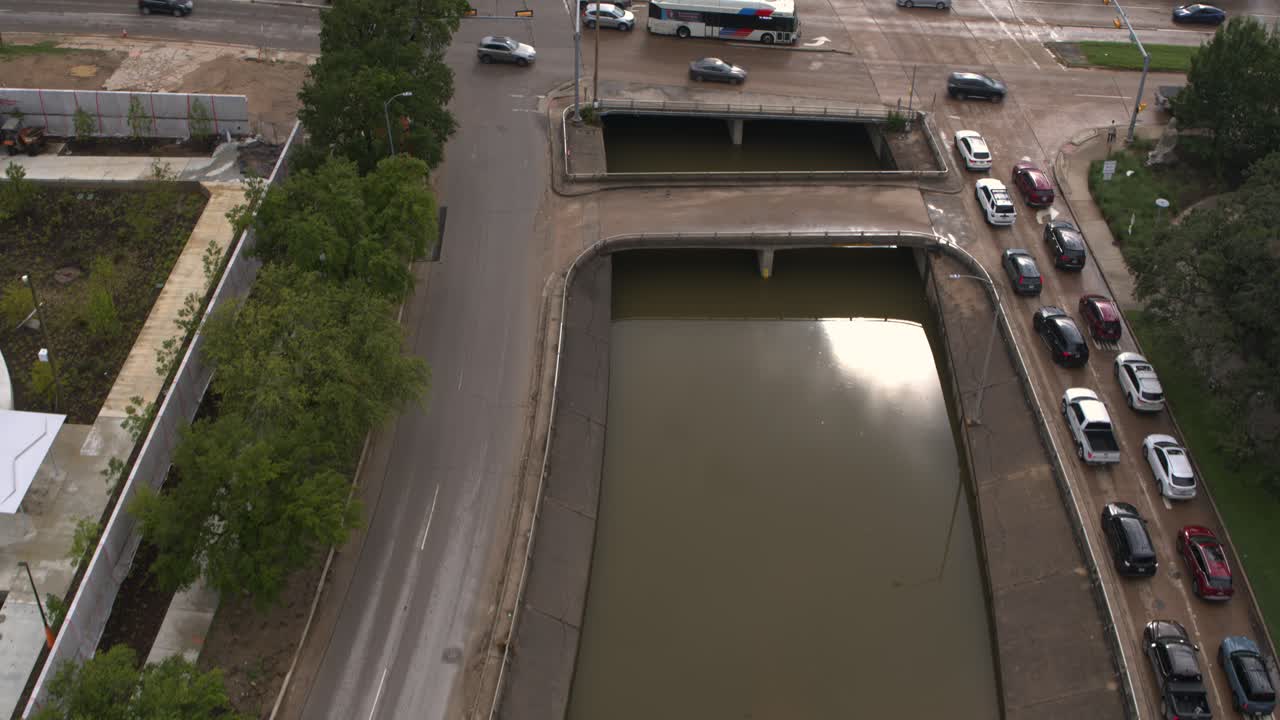 vista de pájaros de una calle inundada en allen parkway en houston, texas