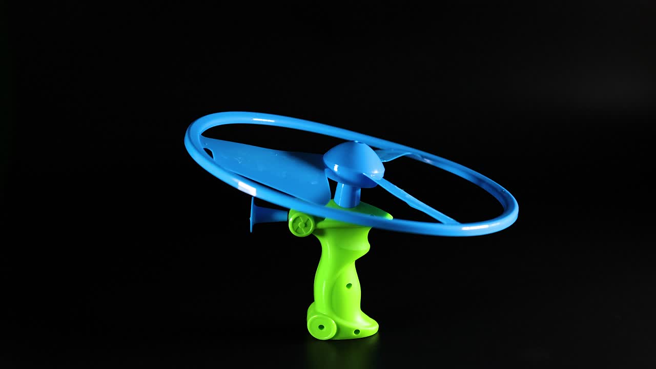 тянуть за веревку, чтобы запустить летающую игрушку