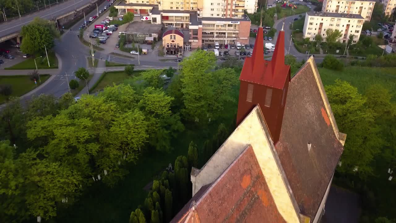 vista redonda de la hermosa iglesia entre el bosque de árboles y la vista de la ciudad monumento cluj, rumania, transilvania