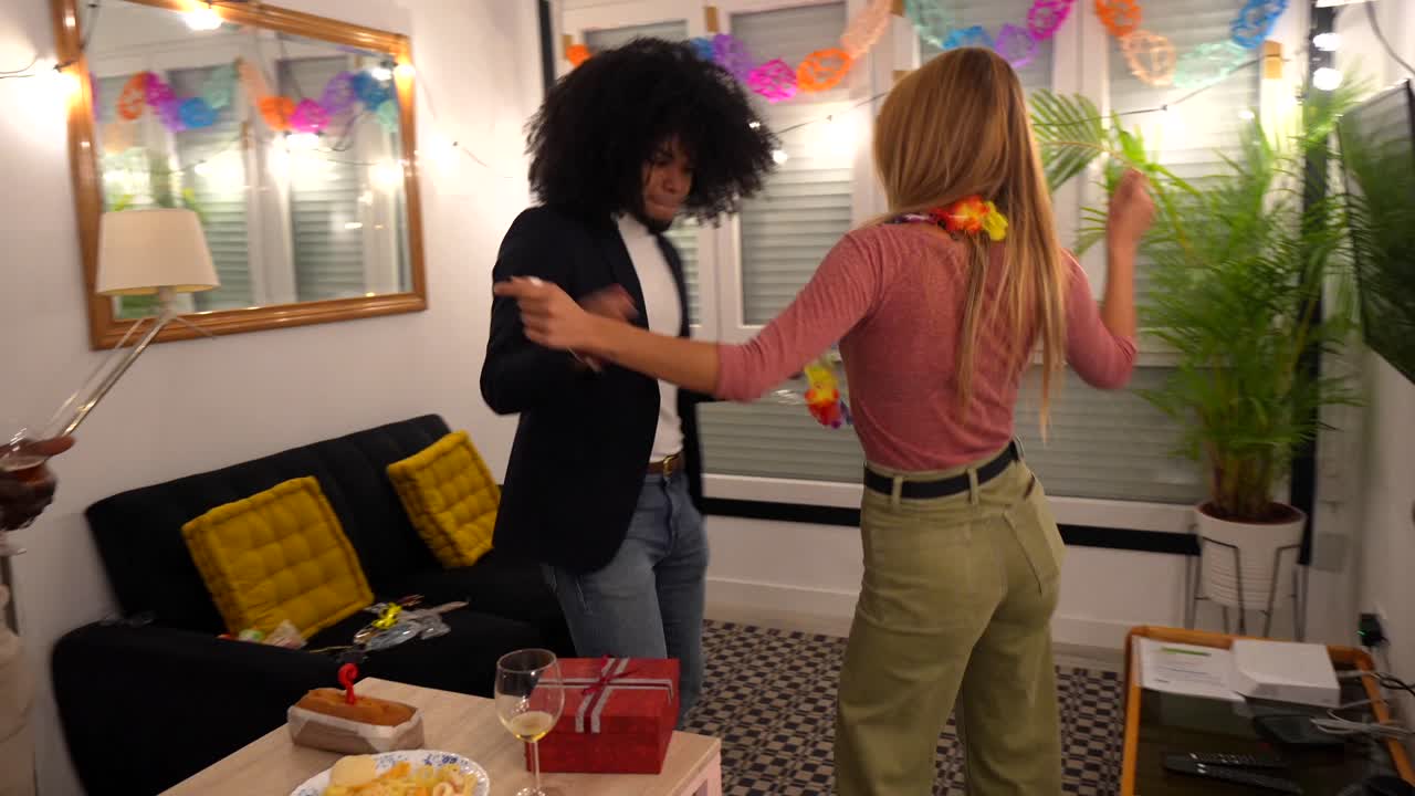 Leute, die Spaß auf einer Party haben