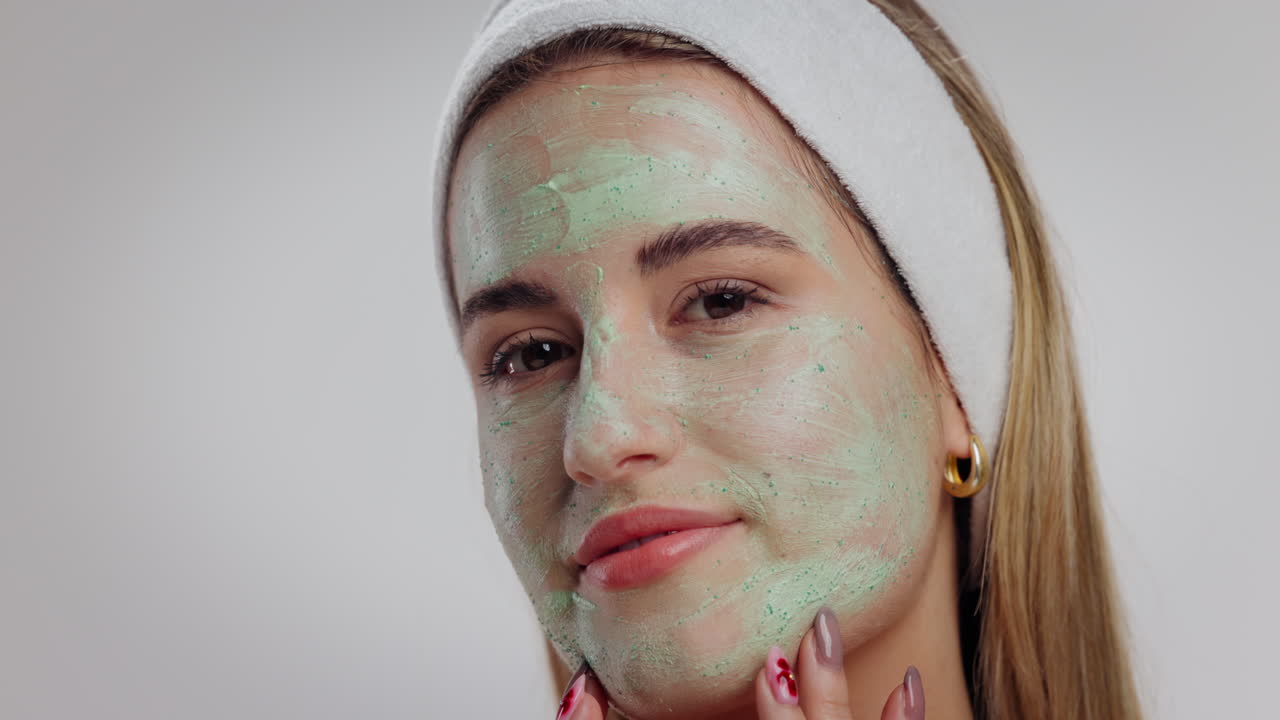 mujer con máscara facial