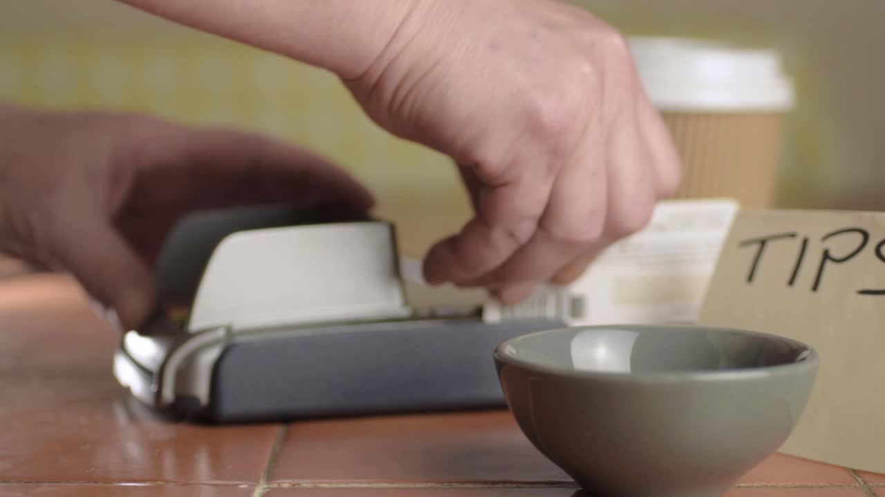 레스토랑에서 신용카드를 손으로 긁다