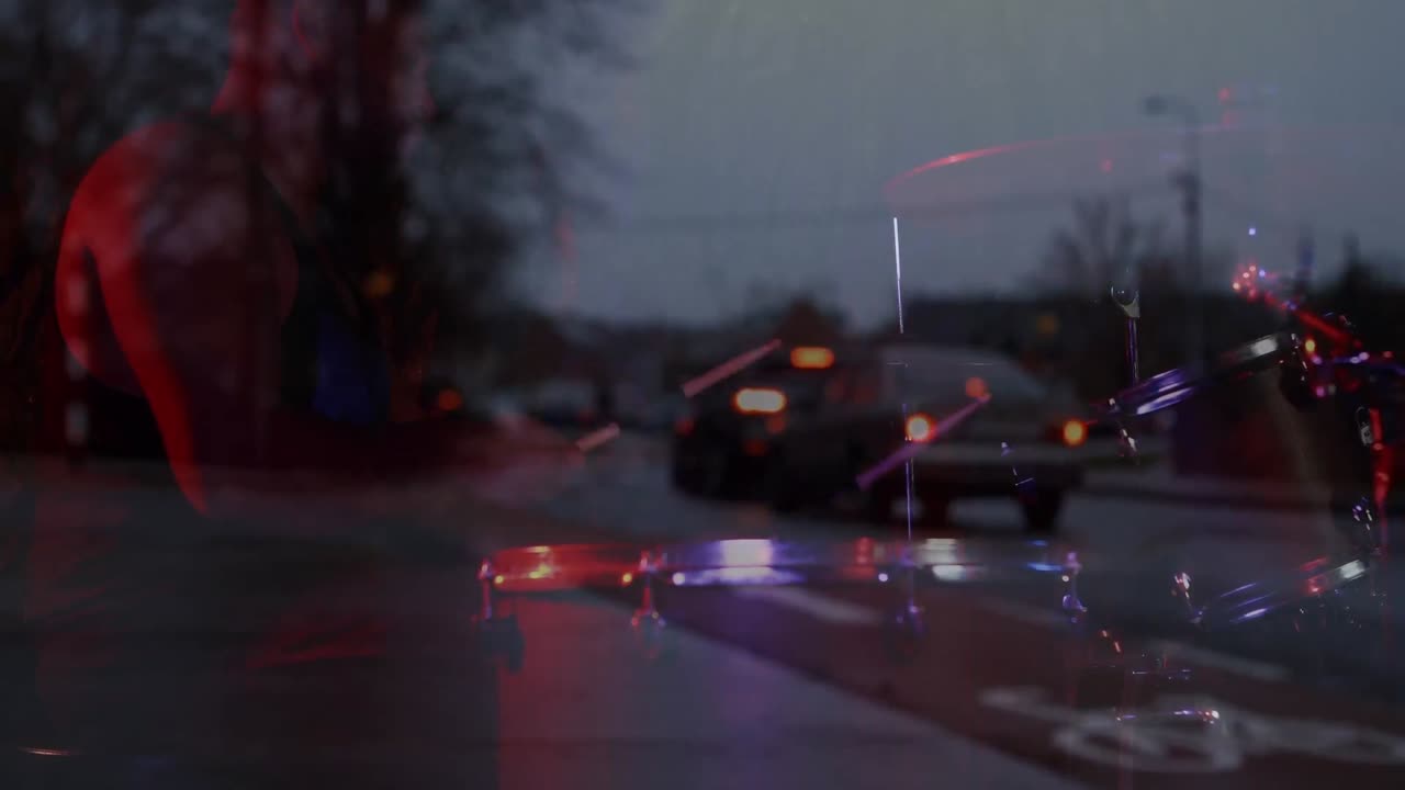 두 인종의 남성 뮤지션이 타악기를 연주하는 도로 교통의 흐릿한 애니메이션