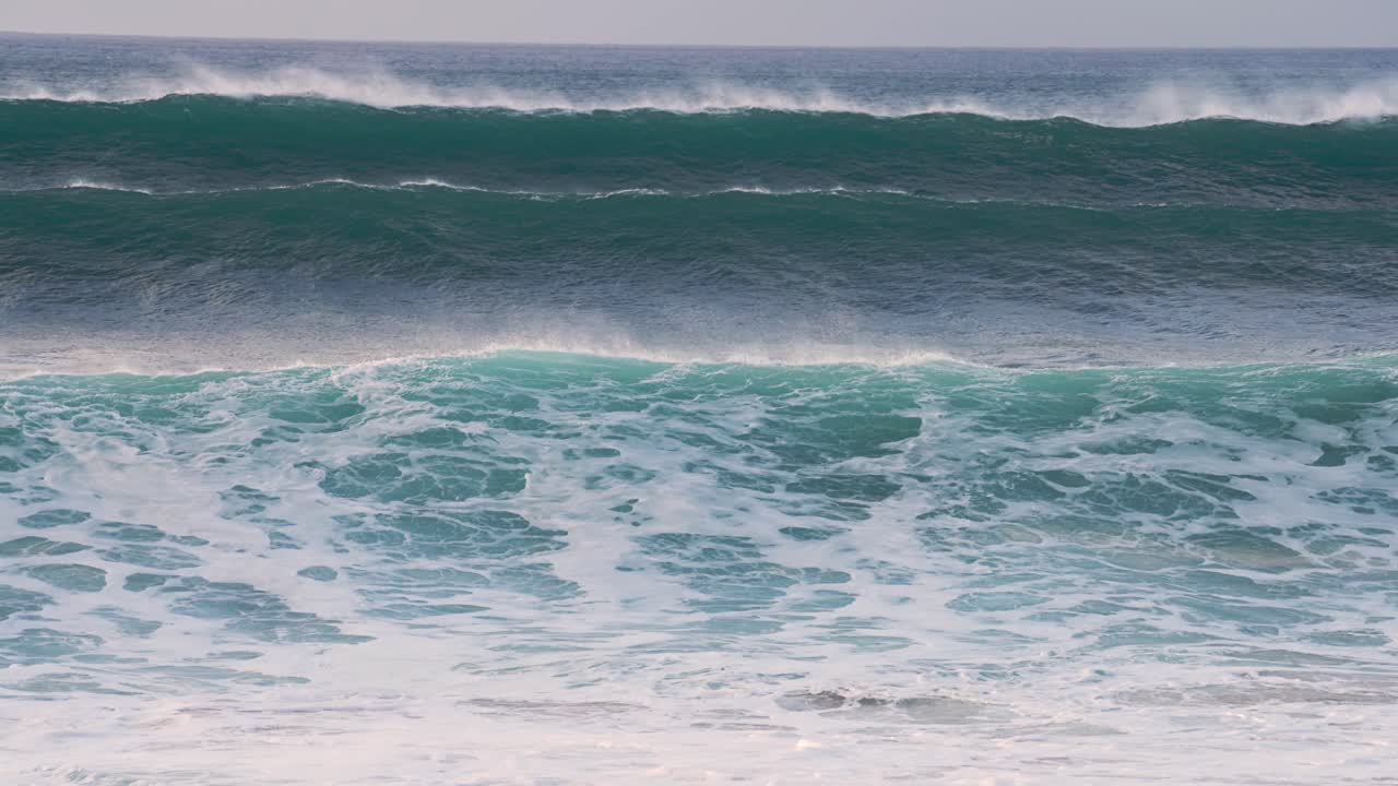 hermosas olas del océano en cámara lenta chocando y rompiendo en la orilla del mar en hawaii