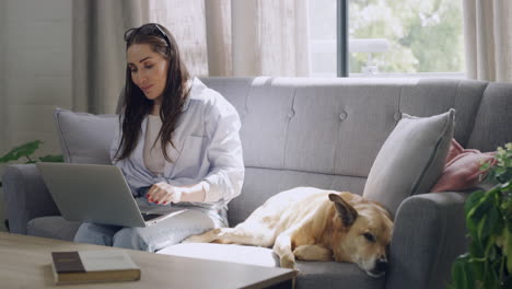 Freelance-blogger-typing-on-laptop-after-petting