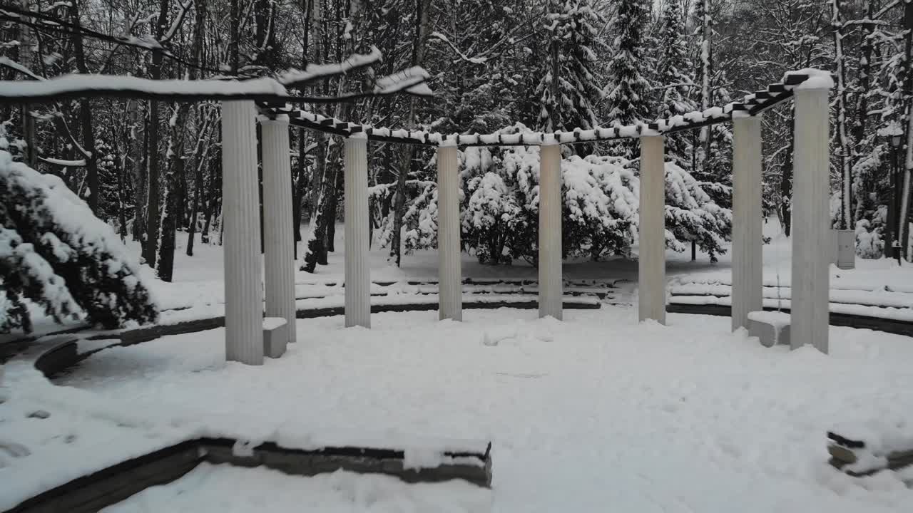 도시 공원의 기둥의 원.