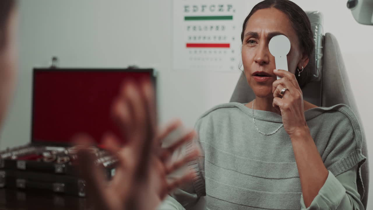 눈 의사 사무실 에서 눈 검사 를 받는 여자