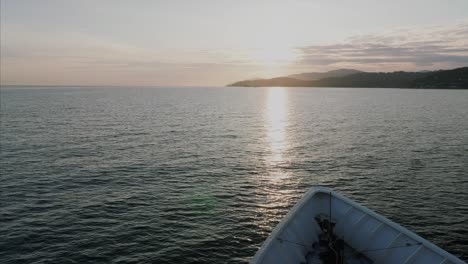 Bootfahren-Und-Segeln-In-Der-Nähe-Von-West-Vancouver,-BC,-In-Der-Nähe-Eines-Berges