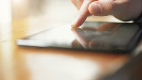 pantalla táctil de la tableta con toque de dedo