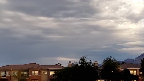 Panorama-De-La-Azotea-En-Los-Suburbios-De-Montaña-Bajo-Las-Dramáticas-Nubes-Matutinas