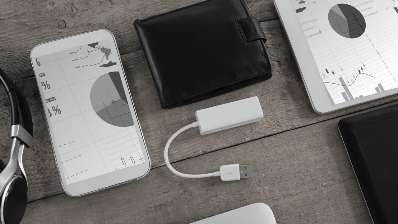 animación del procesamiento de datos financieros sobre iconos comerciales en la pantalla del teléfono inteligente.