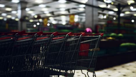 epidemia de covid-19 y supermercado vacío
