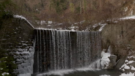 Luftaufnahme-Eines-Atemberaubenden-Wasserfalls-Mit-Kaskadierendem,-Klarem-Wasser-Und-Schmelzendem-Schnee-Entlang-Des-Stilfserjoch-Passes,-Italien