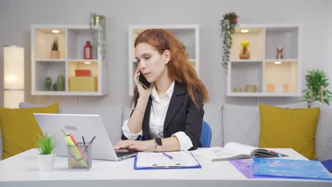 Home-Office-Mitarbeiterin-Erhält-Gute-Nachrichten.