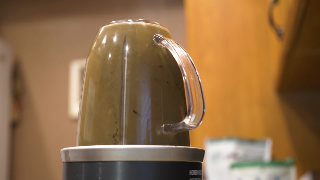 부엌에서 집에서 개인 블렌드로 혼합 유기농 스무디를 닫습니다.