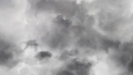 Blitzeinschlag-Zwischen-Dunklen-Wolken