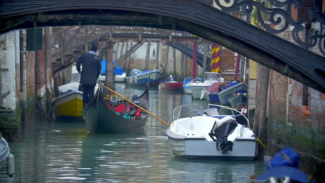 Gondelfahrt-Entlang-Des-Wasserkanals-In-Venedig,-Italien