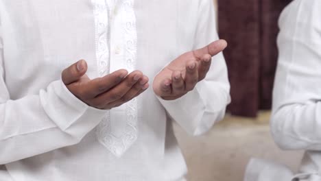 Primer-Plano-De-Un-Hombre-Musulmán-Indio-Leyendo-Namaz